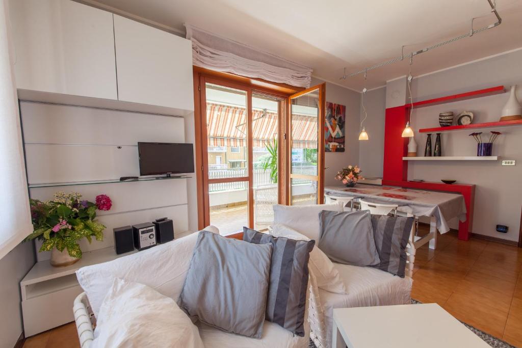 ein Wohnzimmer mit einem Sofa und einem Tisch in der Unterkunft Toti Apartment in Udine