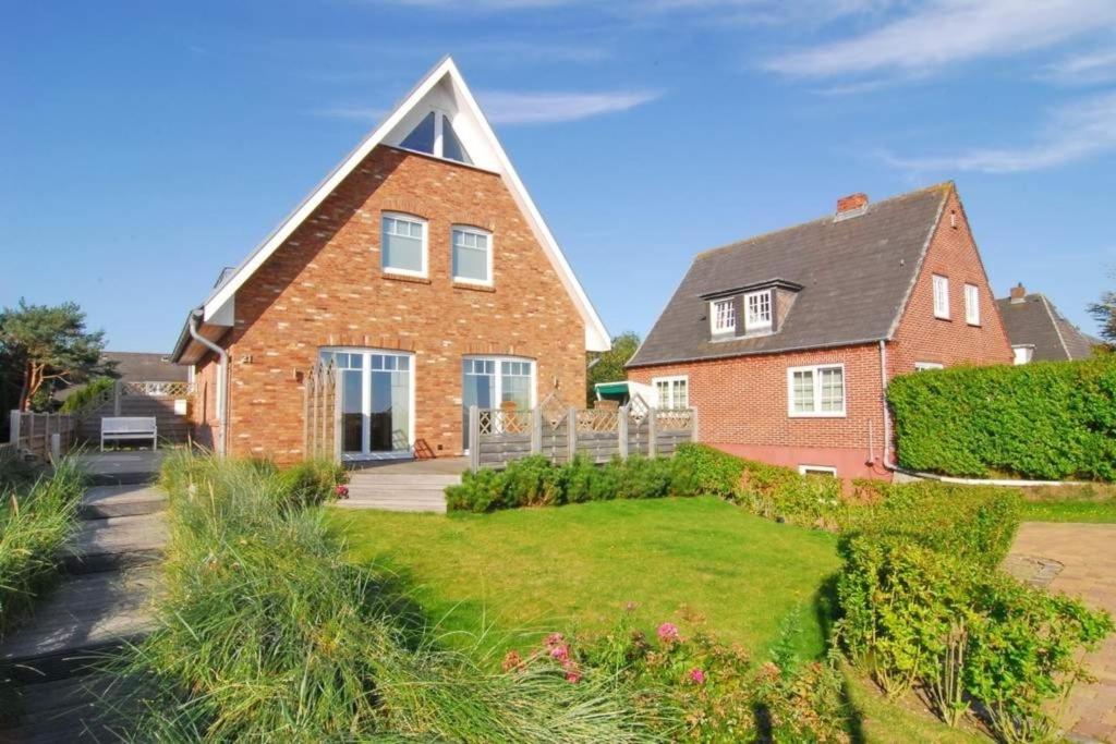 a large brick house with a pointed roof at Wodan, Whg 1 in Tinnum
