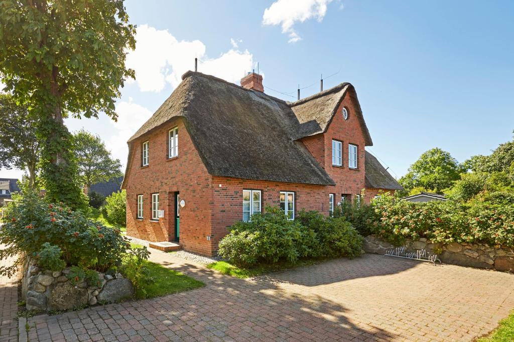una grande casa in mattoni rossi con tetto di Haus Kastanie a Boldixum