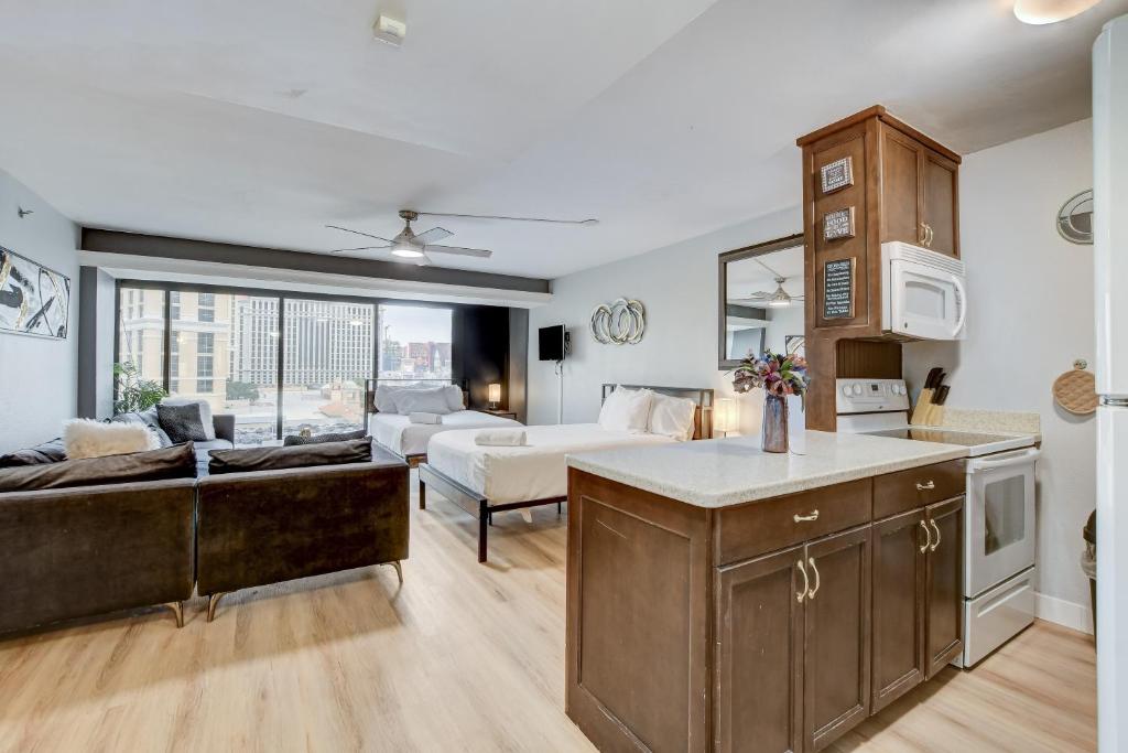 Kuchyň nebo kuchyňský kout v ubytování Iconic Vegas Views - 6 comfy Beds, NO RESORT FEES, Center Strip!