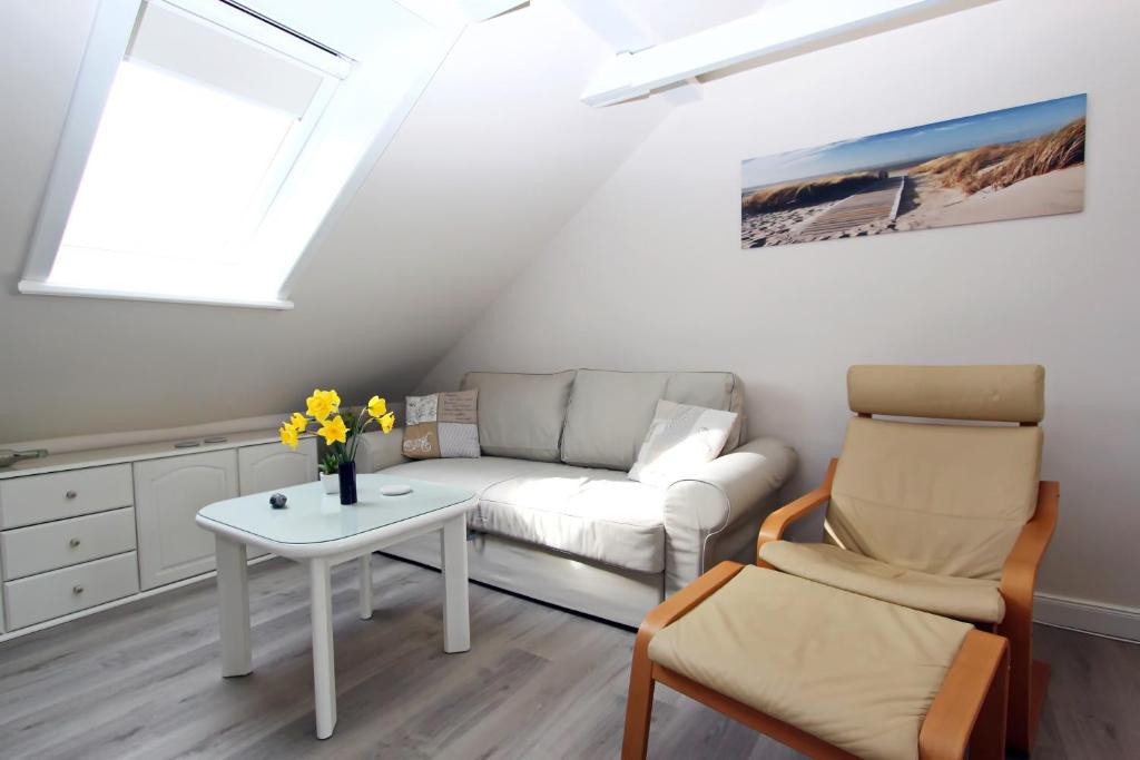 a living room with a couch and a table at Syltrose in Hörnum