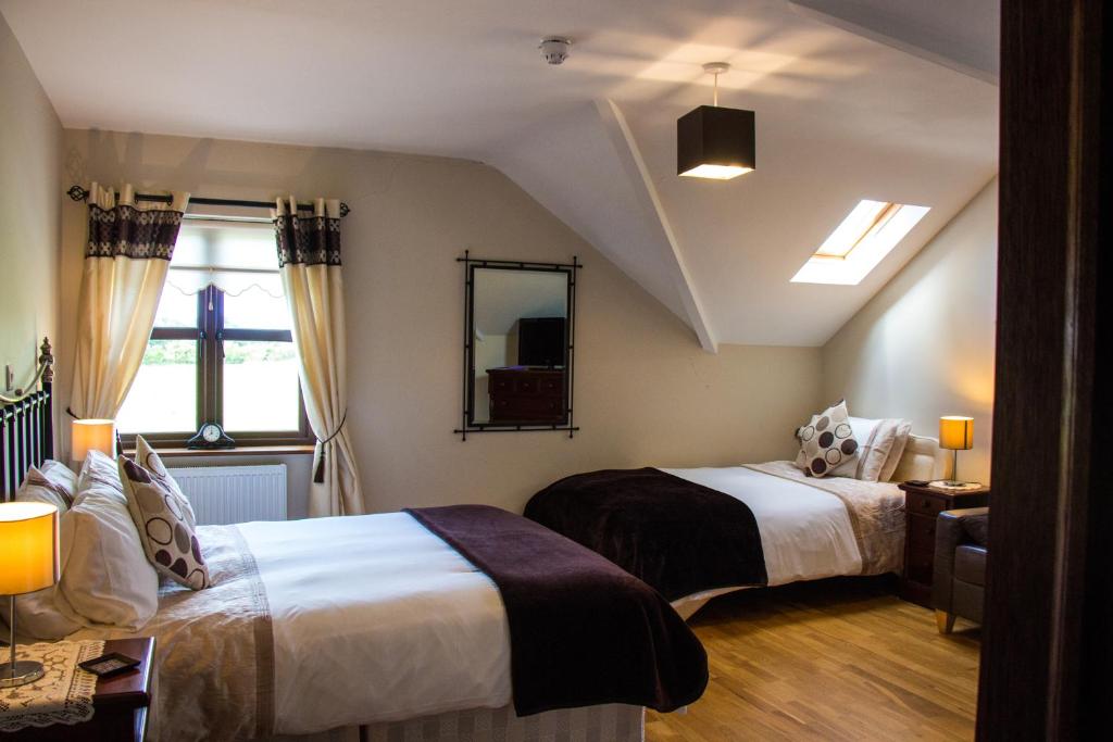 een hotelkamer met 2 bedden en een raam bij Murray's Mountain View in Castlemaine