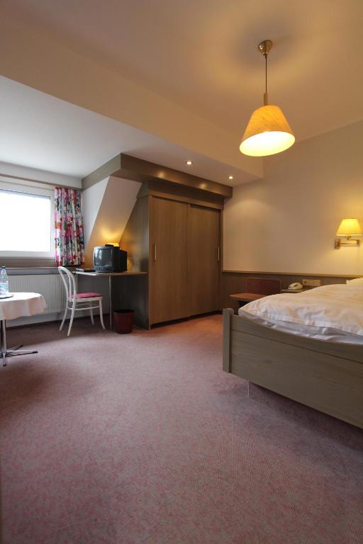 Postel nebo postele na pokoji v ubytování Hotel Gasthaus Tröster