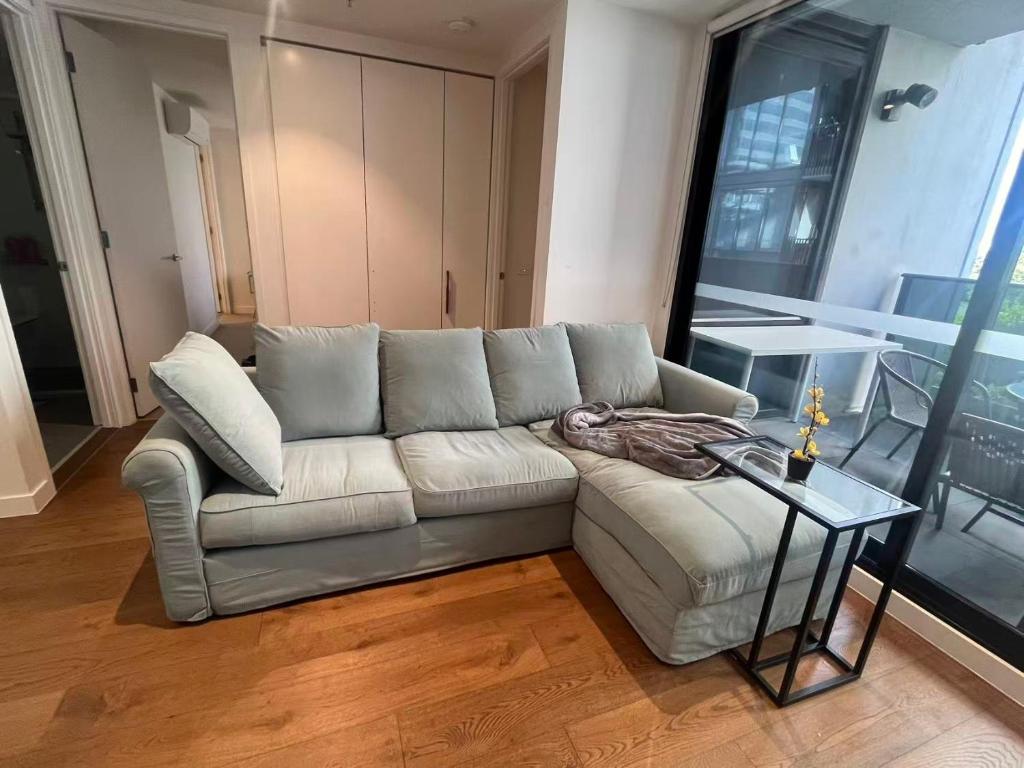 un soggiorno con un divano e un tavolo di Boxhill home a Box Hill