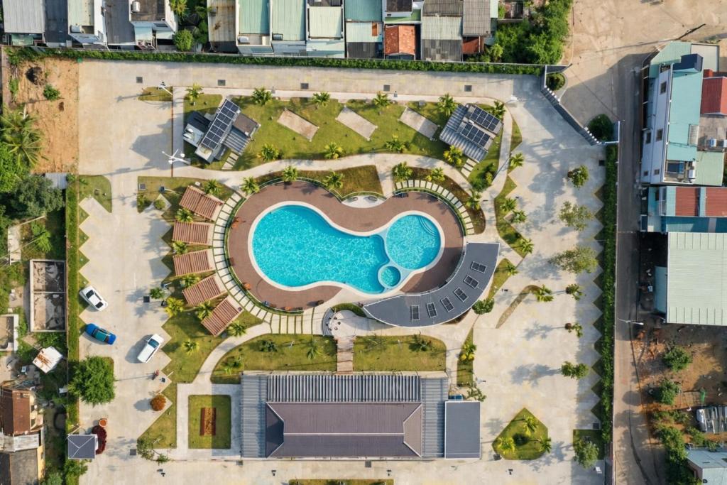 an overhead view of a pool at a resort at Đất Quảng Villa in An Tân