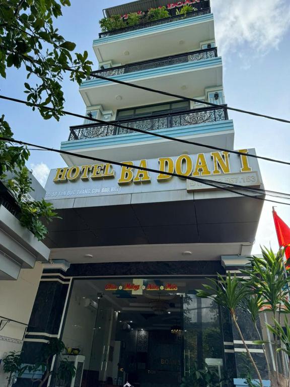 a hotel da doom sign on the side of a building at Khách Sạn Ba Đoàn 1 in Con Dao