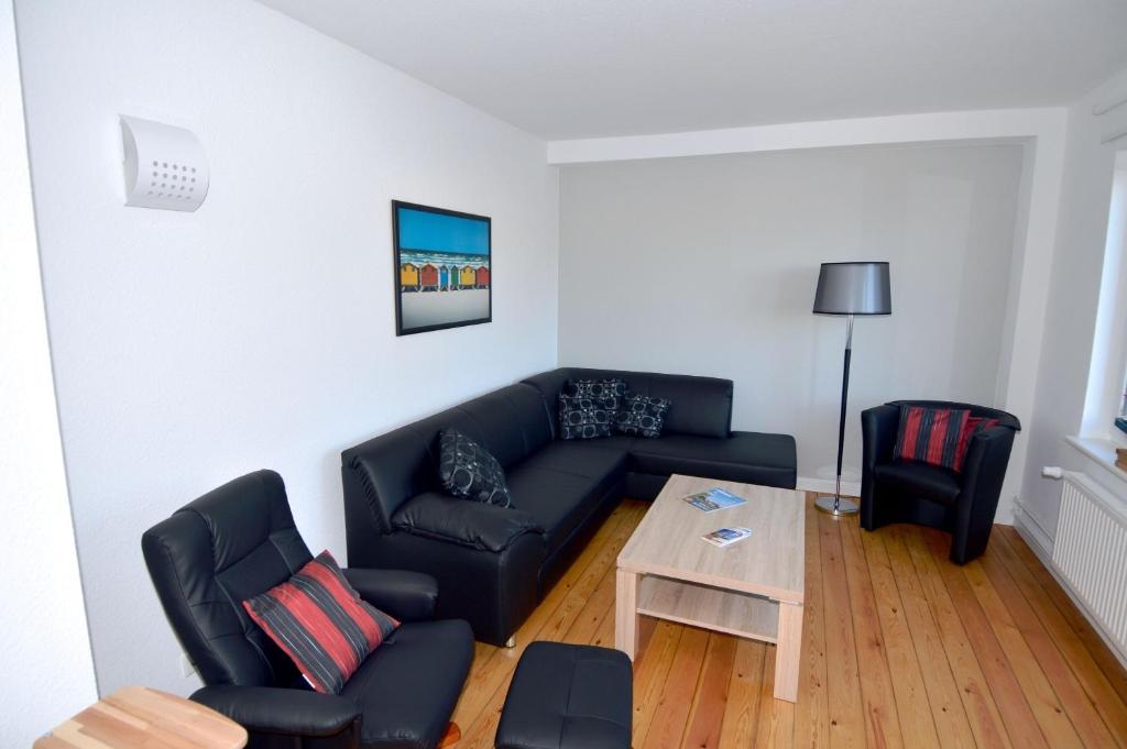 a living room with a couch and a table at Fischers Fritz - Brückstr 32 in Heiligenhafen