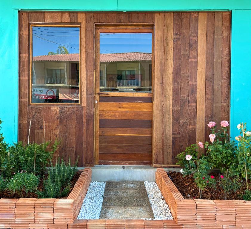 porta anteriore in legno di una casa con finestra di Pai Local Apartment a Pai