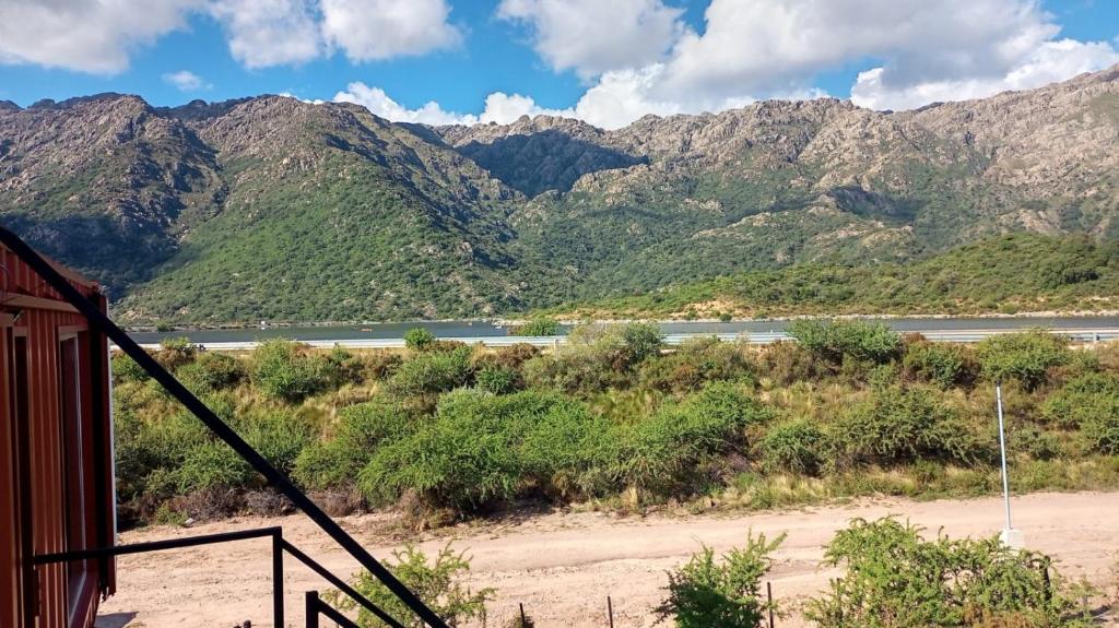 een uitzicht op de bergen vanuit een huis bij Pasos del Dique in Cortaderas