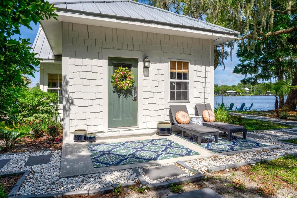 ein weißes Haus mit einer Bank davor in der Unterkunft Oak & Ocean in Destin