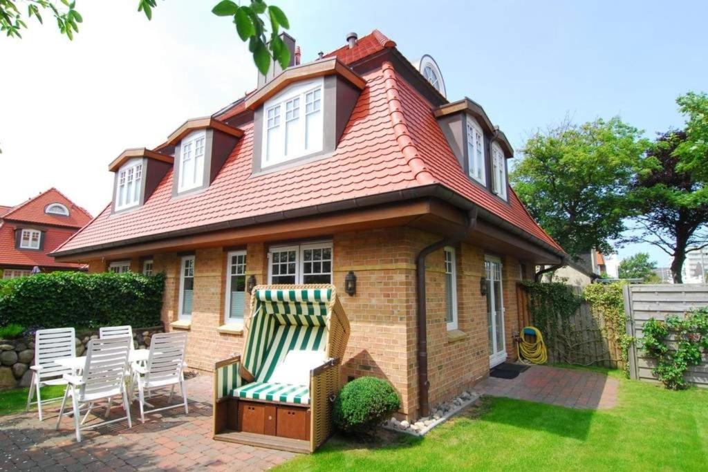 a small brick house with a red roof at Maybachstraße 22 in Westerland
