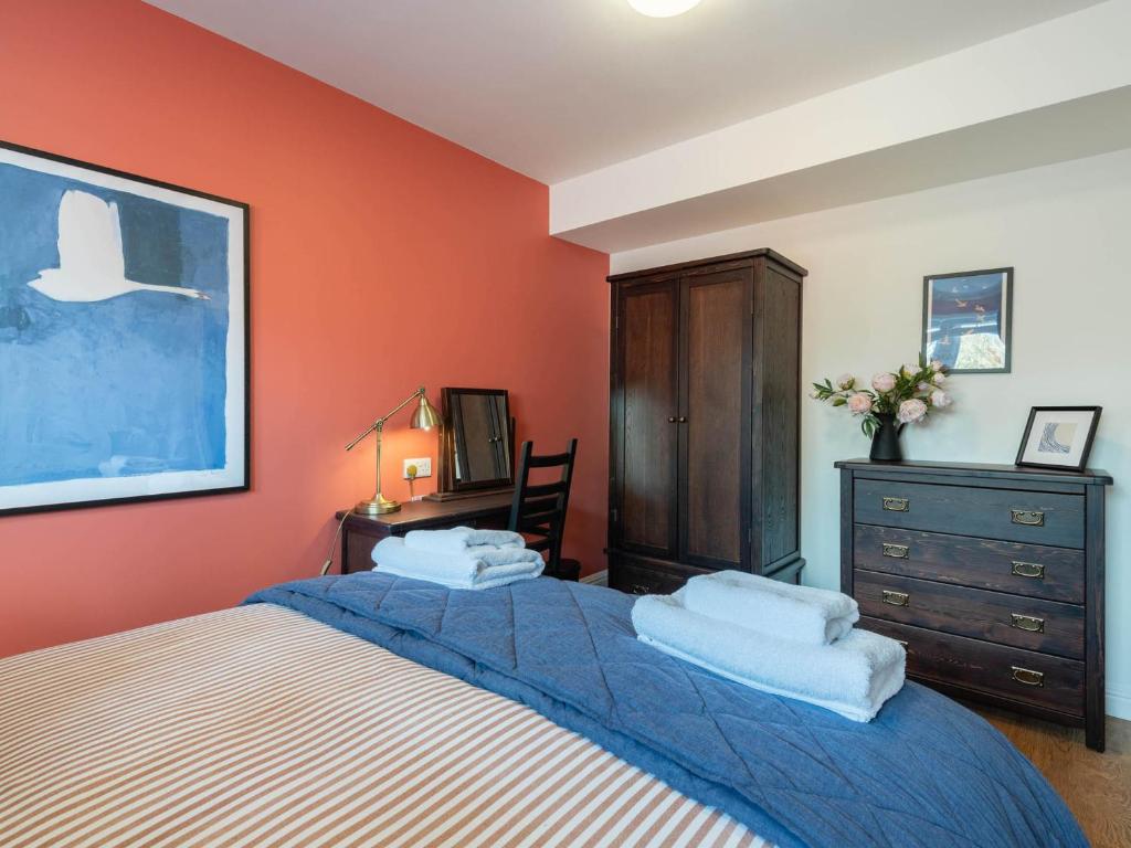 een slaapkamer met twee bedden en een ladekast bij Shorefront Apartment in Anstruther