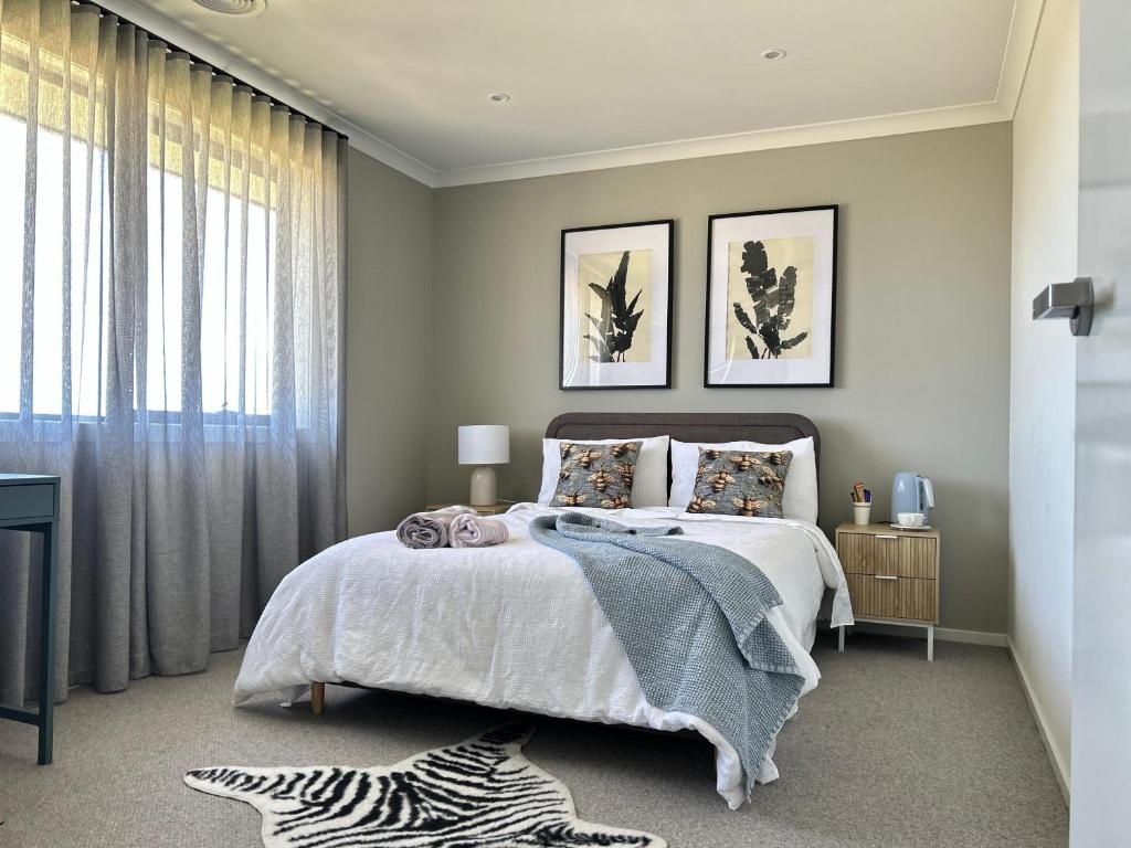 Postel nebo postele na pokoji v ubytování Premier Room I HERstay at Mambourin