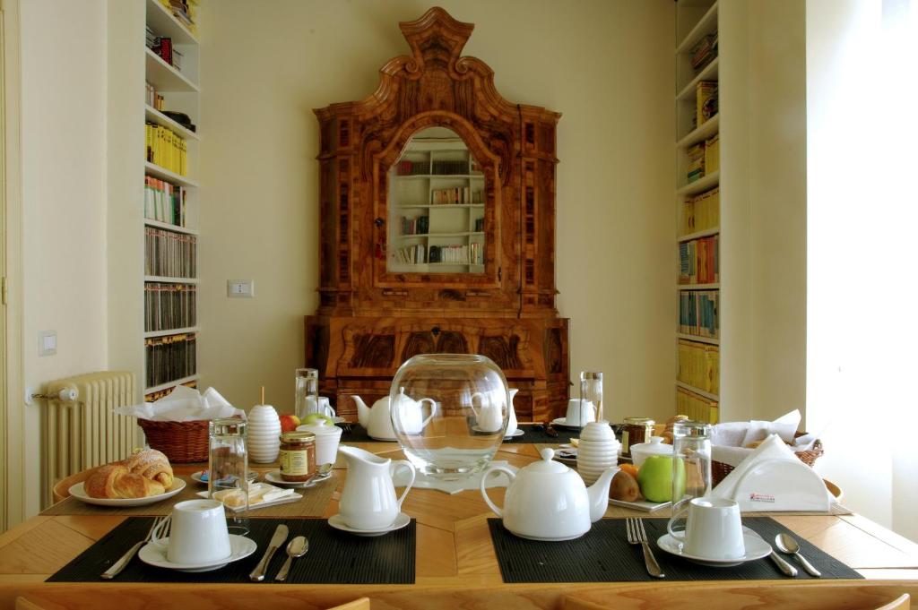 mesa de comedor con un espejo grande en la pared en La Casa di Boz B&B en Nuoro