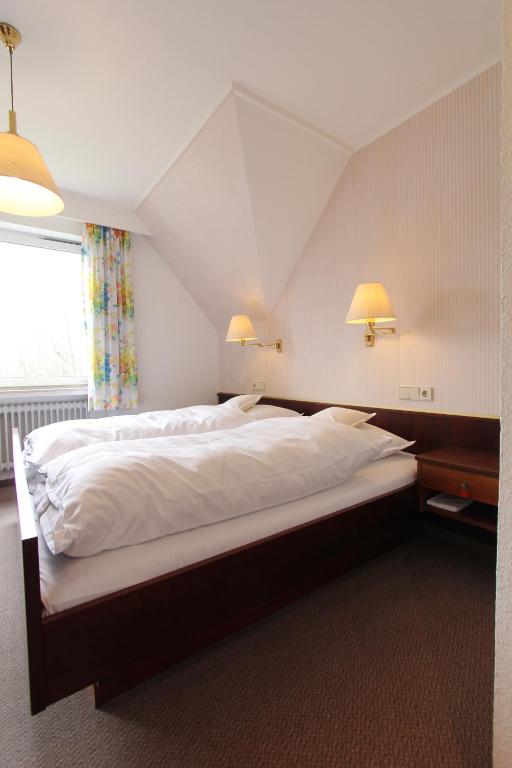 Postel nebo postele na pokoji v ubytování Hotel Gasthaus Tröster