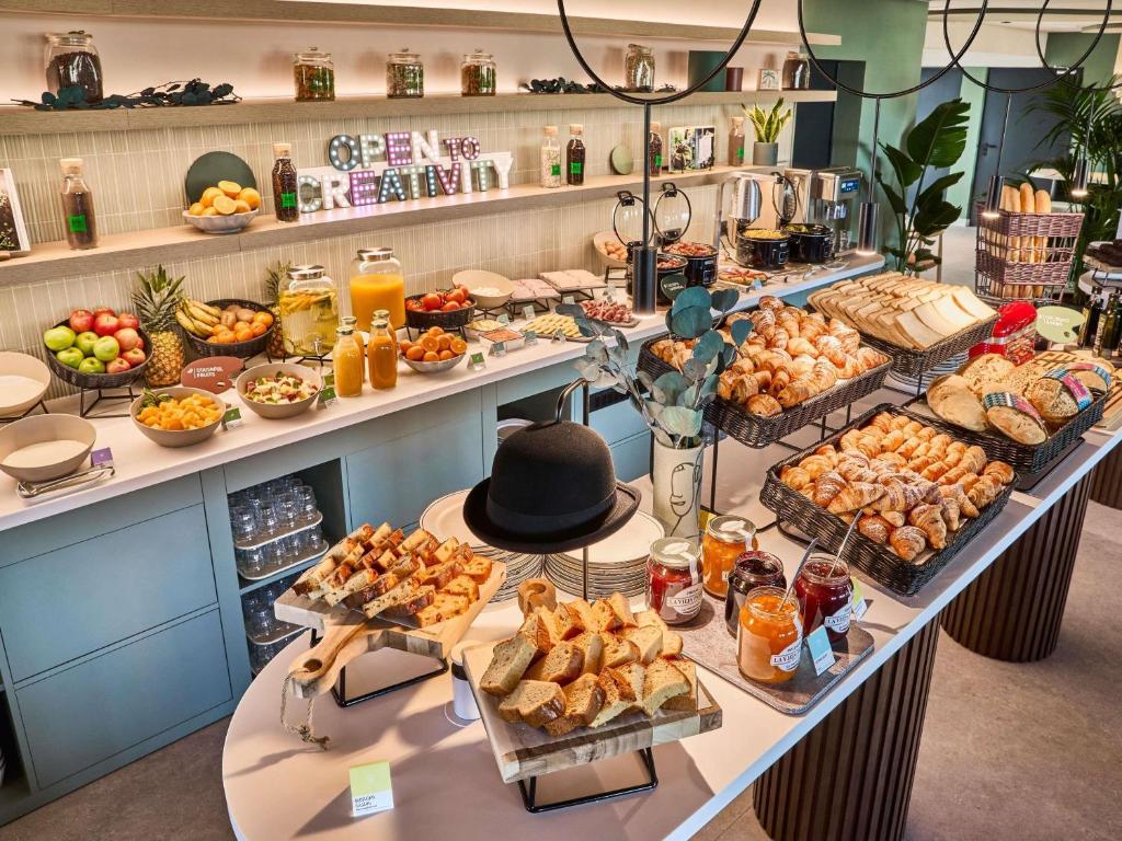 马德里Ibis Styles Madrid Airport Valdebebas的提供多种食物的自助餐线