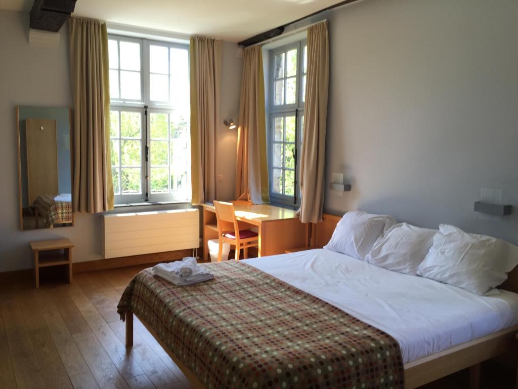 Postel nebo postele na pokoji v ubytování Irish College Leuven