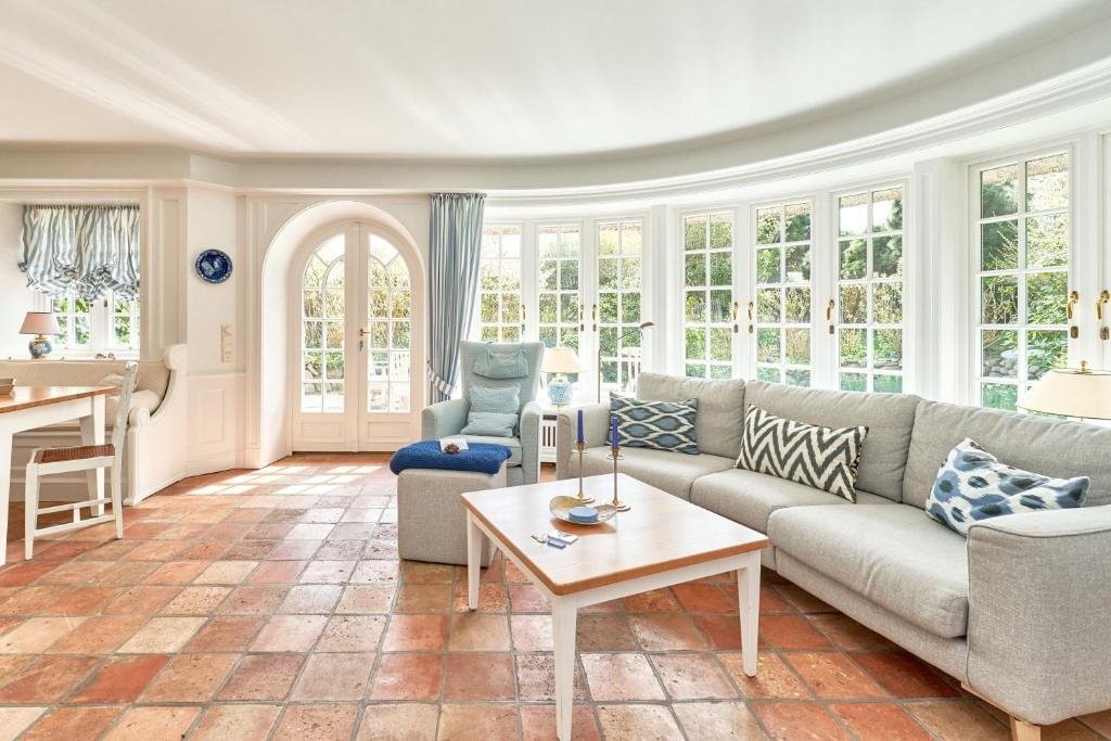 a living room with a couch and a table at Inselhüs Kampen in Kampen