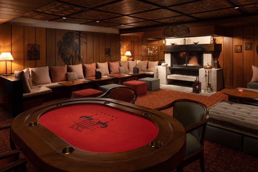 圣莫里茨苏维塔之家酒店的带桌子和壁炉的客厅