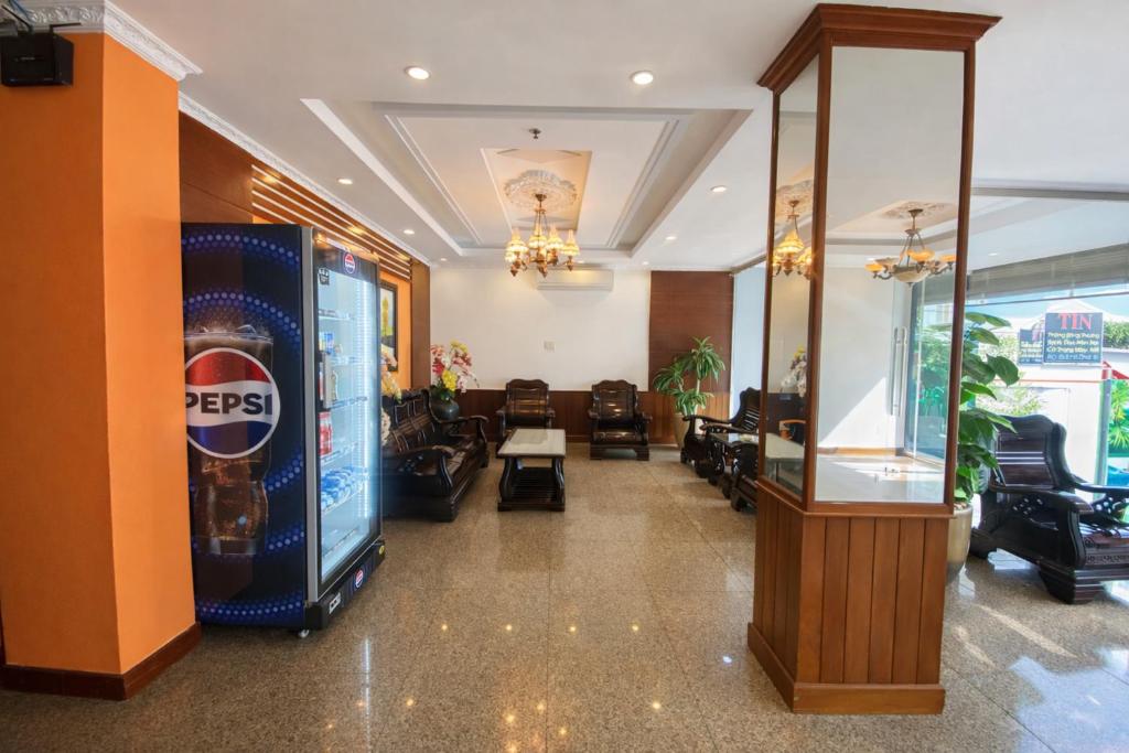 een lobby met een Pepsi-automaat midden in een gebouw bij Tâm Tín Hotel Hồ Chí Minh in Ho Chi Minh-stad