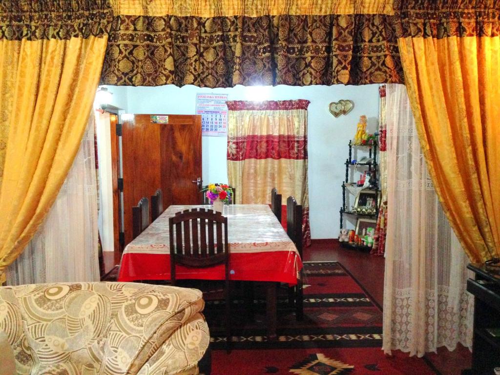 Postel nebo postele na pokoji v ubytování Eeshani Guest Inn
