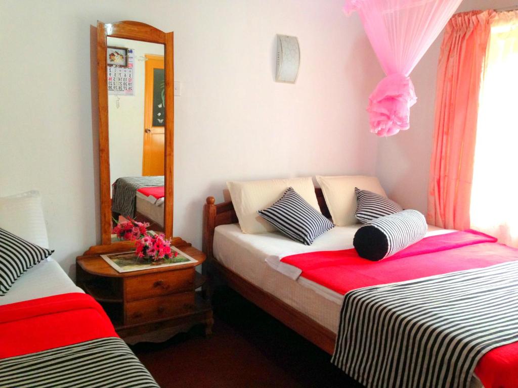 Postel nebo postele na pokoji v ubytování Eeshani Guest Inn