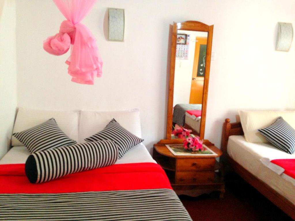 Postel nebo postele na pokoji v ubytování Eeshani Guest Inn