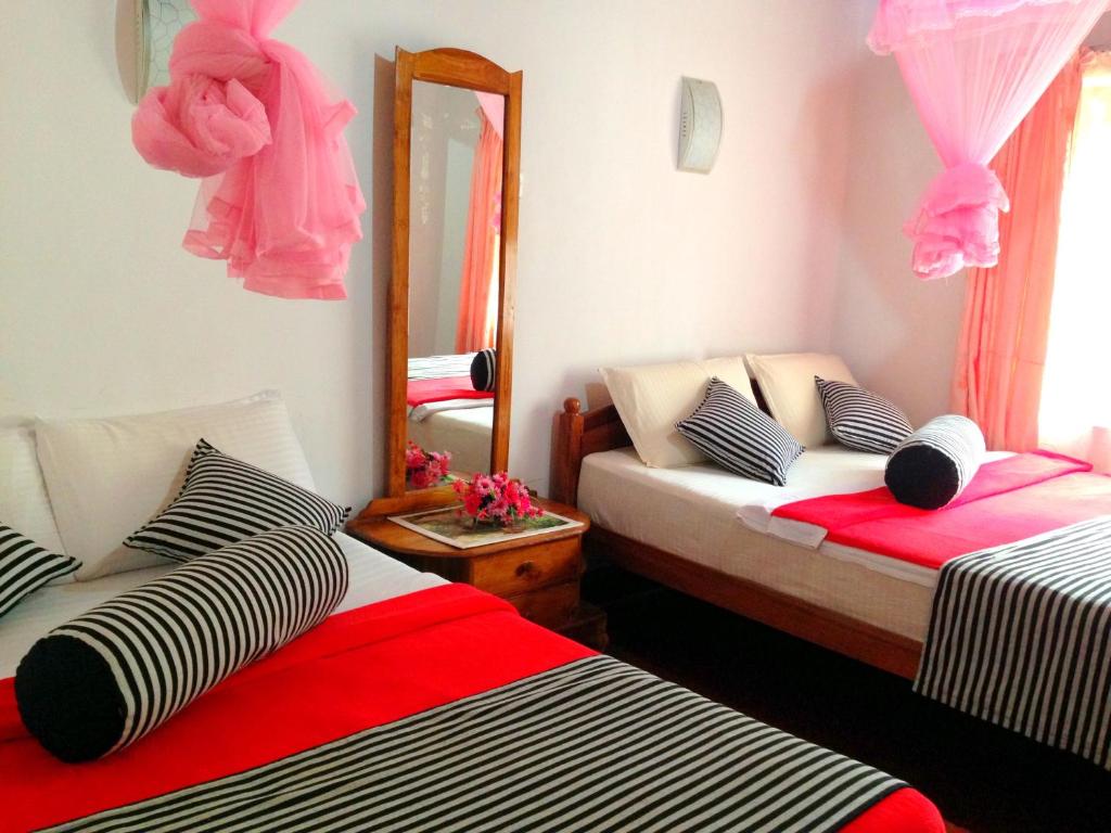 Postel nebo postele na pokoji v ubytování Eeshani Guest Inn