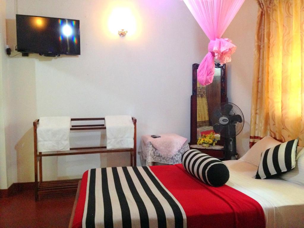 Postel nebo postele na pokoji v ubytování Eeshani Guest Inn