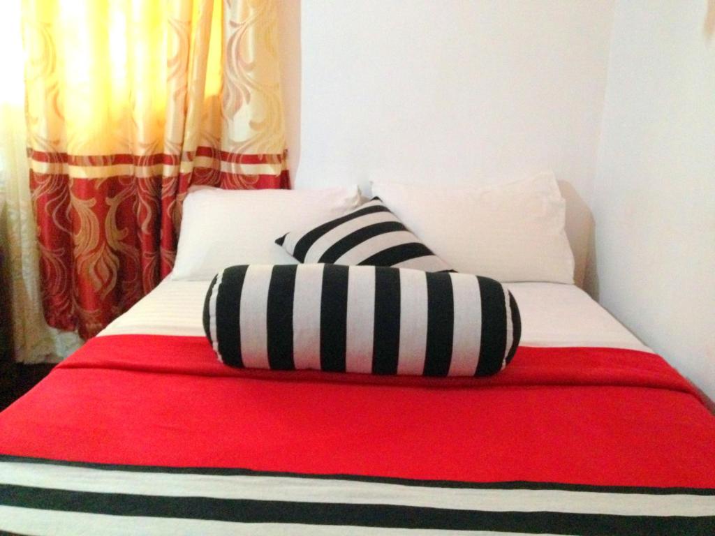 Postel nebo postele na pokoji v ubytování Eeshani Guest Inn