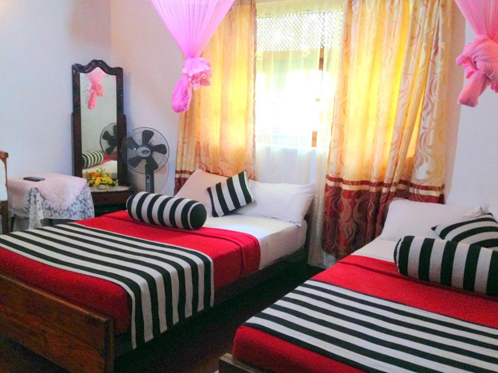 Postel nebo postele na pokoji v ubytování Eeshani Guest Inn