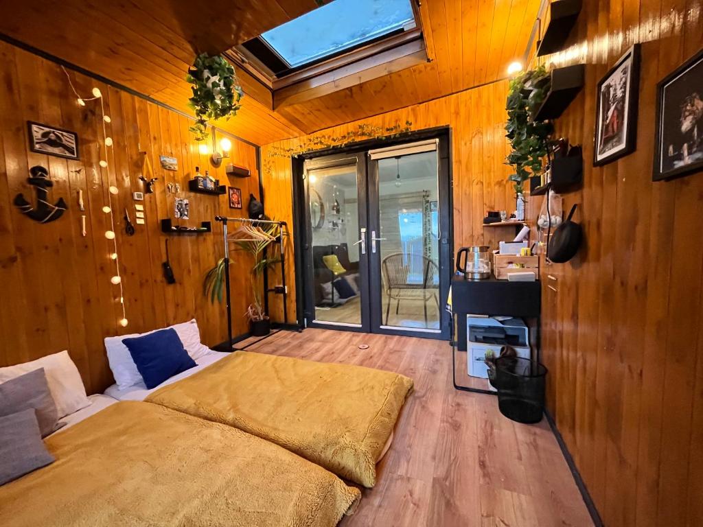 En eller flere senge i et værelse på Double bedrooms in home in Kilcock, one stop from Maynooth