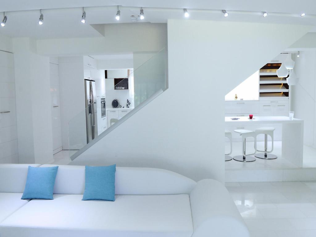 ブアブロウにあるChalkidiki Villas - Lefkoの白いリビングルーム(青い枕と白いソファ付)