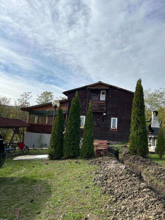 een huis met een bankje ervoor bij Cabana Bubu in Dej