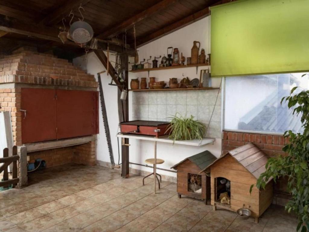 een woonkamer met een hondenhok op de vloer bij One Bedroom Dream Room 2 in Darda