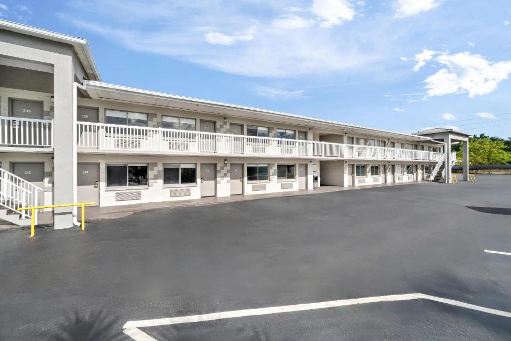 een grote parkeerplaats voor een gebouw bij Rodeway Inn Lake Wales - Winter Haven in Lake Wales