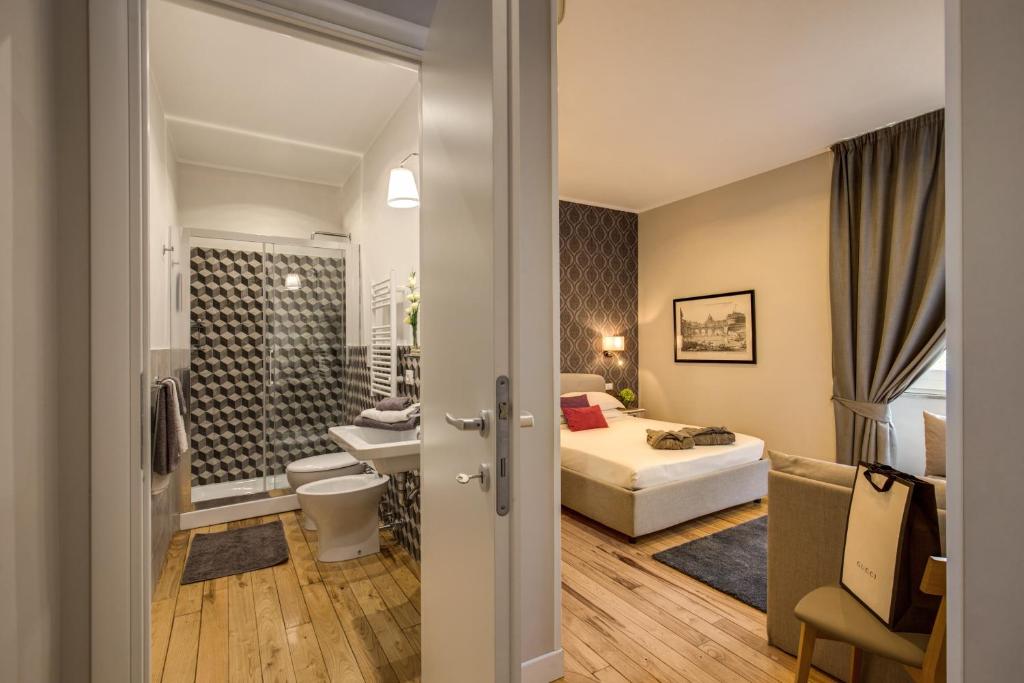 una camera d'albergo con letto e bagno di The Club Navona a Roma