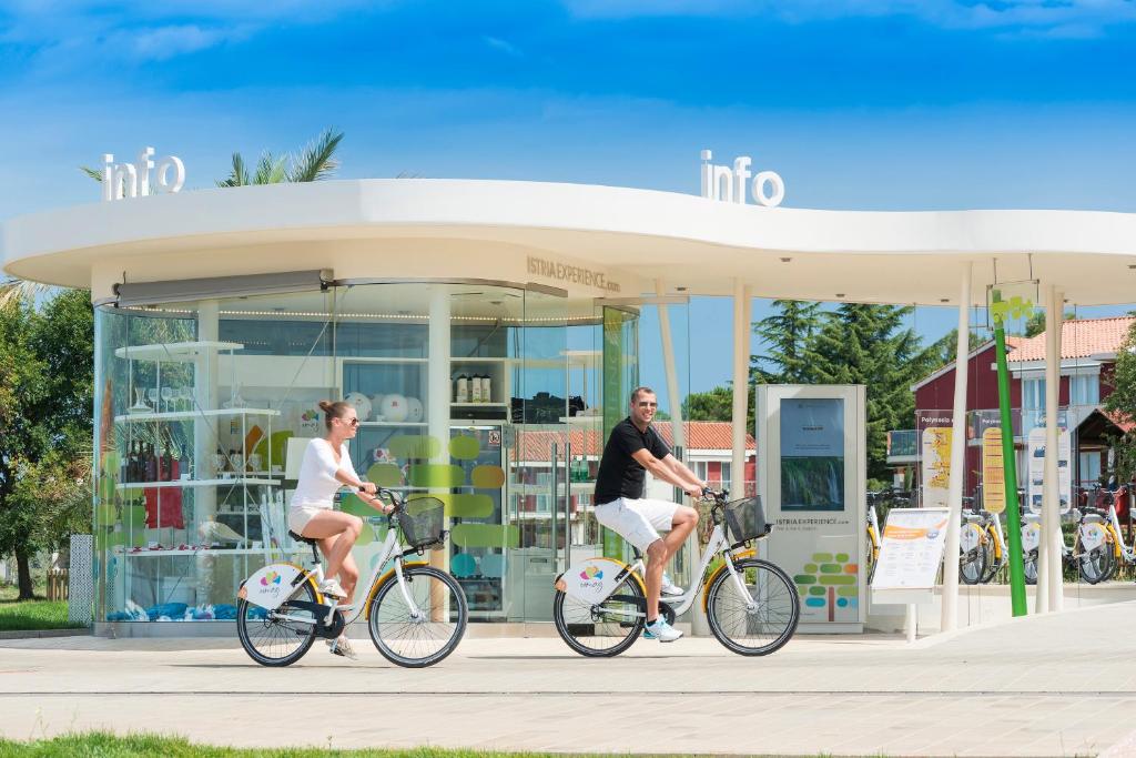 Jízda na kole v ubytování Apartments Katoro Plava Laguna nebo okolí