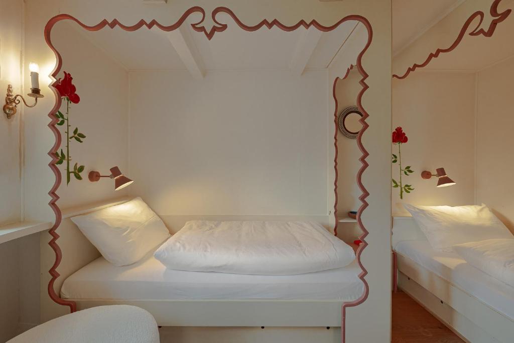 Piccola camera con letto e specchio. di Bullerbü im Uthland a Braderup