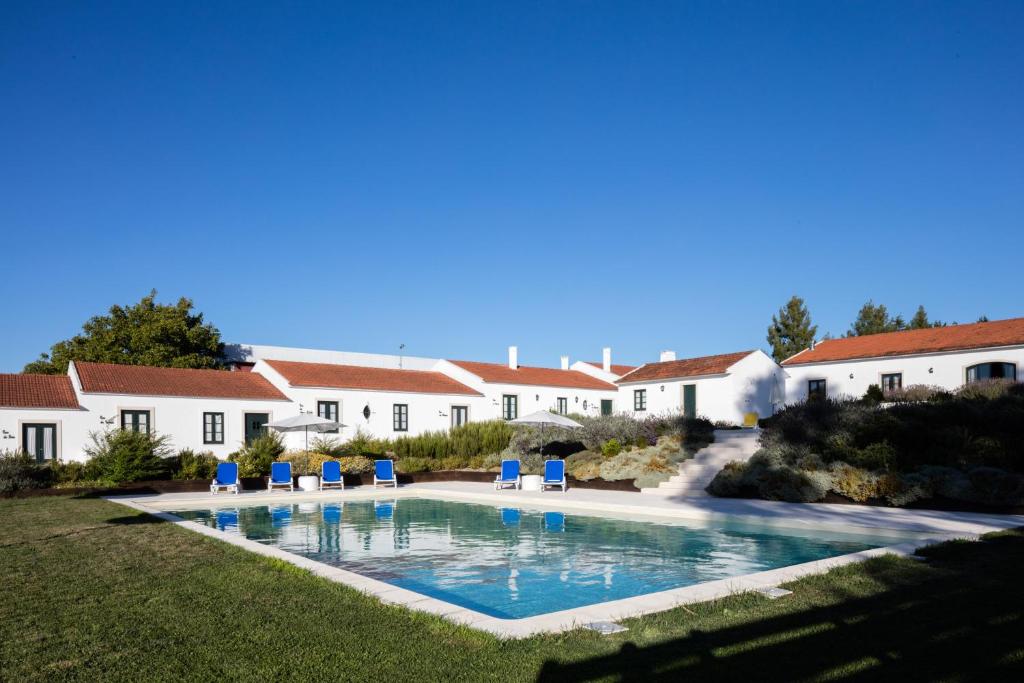 里奧馬約爾的住宿－Casas de São José，一座房子的院子内的游泳池