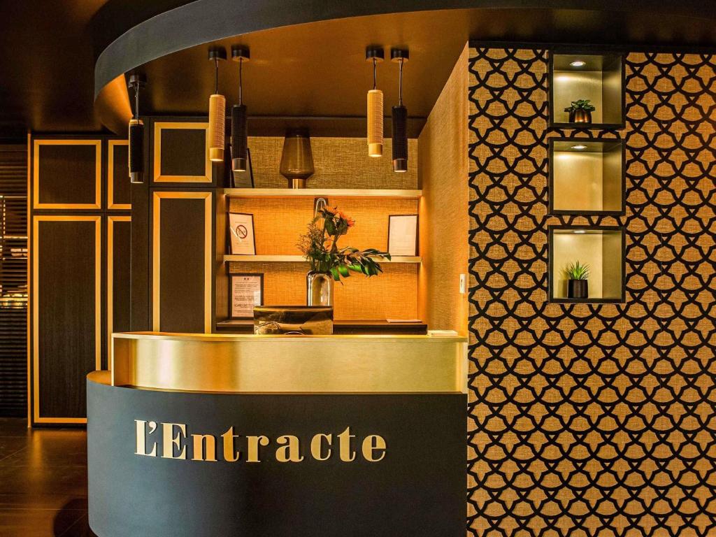 un negozio con un cartello che dice "impresa" di Mercure Orléans Centre Bords de Loire a Orléans