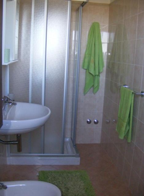 łazienka z prysznicem i umywalką w obiekcie Agriturismo Trivilini w mieście Lanciano