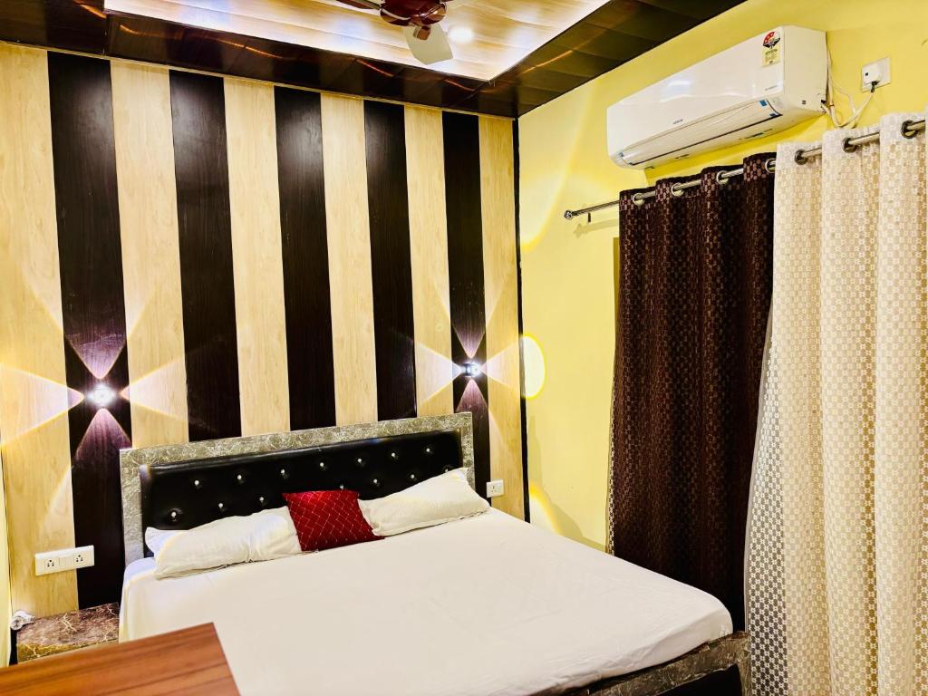 En eller flere senge i et værelse på Hotel O Suryavanshi Palace