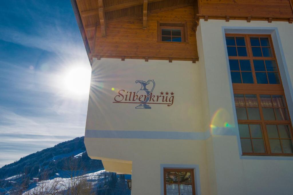 ein Gebäude mit einem Schild an der Seite in der Unterkunft Silberkrug in Dorfgastein