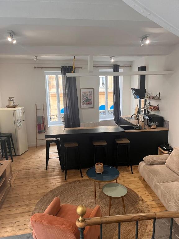 a living room with a table and a piano at Charmant duplex in Moulins