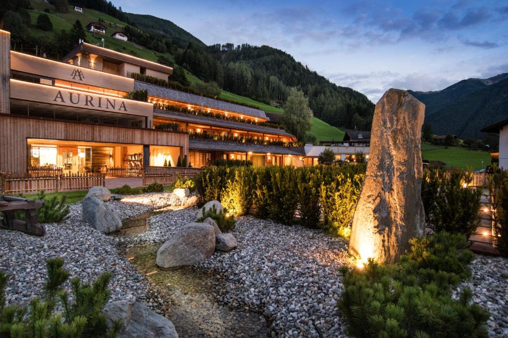 ein Gebäude mit einem Steingarten davor in der Unterkunft Aurina Lodges in Luttach