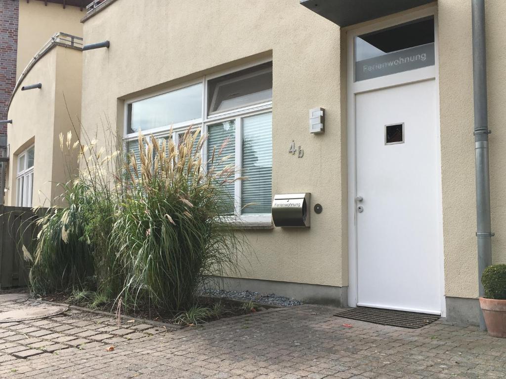 un edificio con una puerta blanca y una ventana en Ferienwohnung Stenzel 2 en Laer