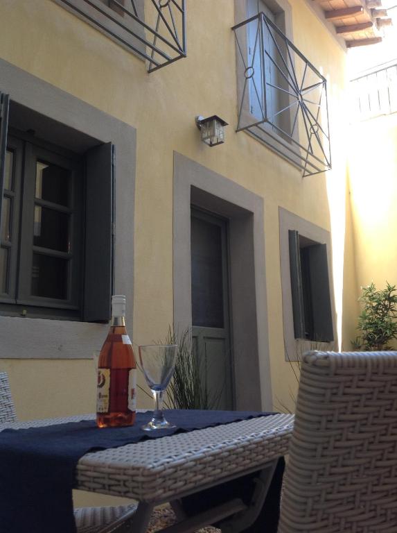 - une table avec une bouteille et un verre de vin dans l'établissement Carcassonne Pont Vieux Apartments, à Carcassonne