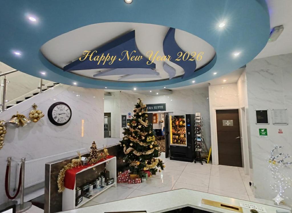 een kerstboom in de lobby van een winkel bij Torbay Court Hotel in Paignton