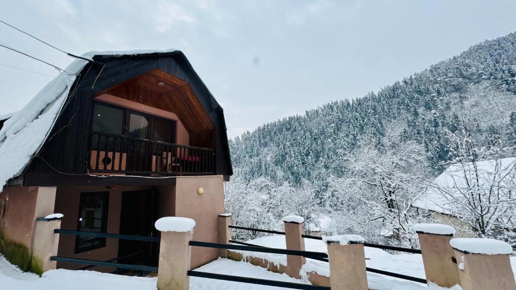 En generel udsigt til bjerge eller udsigt til bjerge taget fra villaen